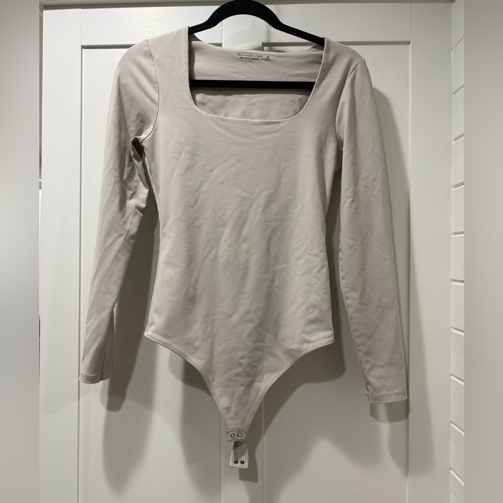 Abercrombie‎ & Fitch Light Gray Long Sleeve Bodysuit